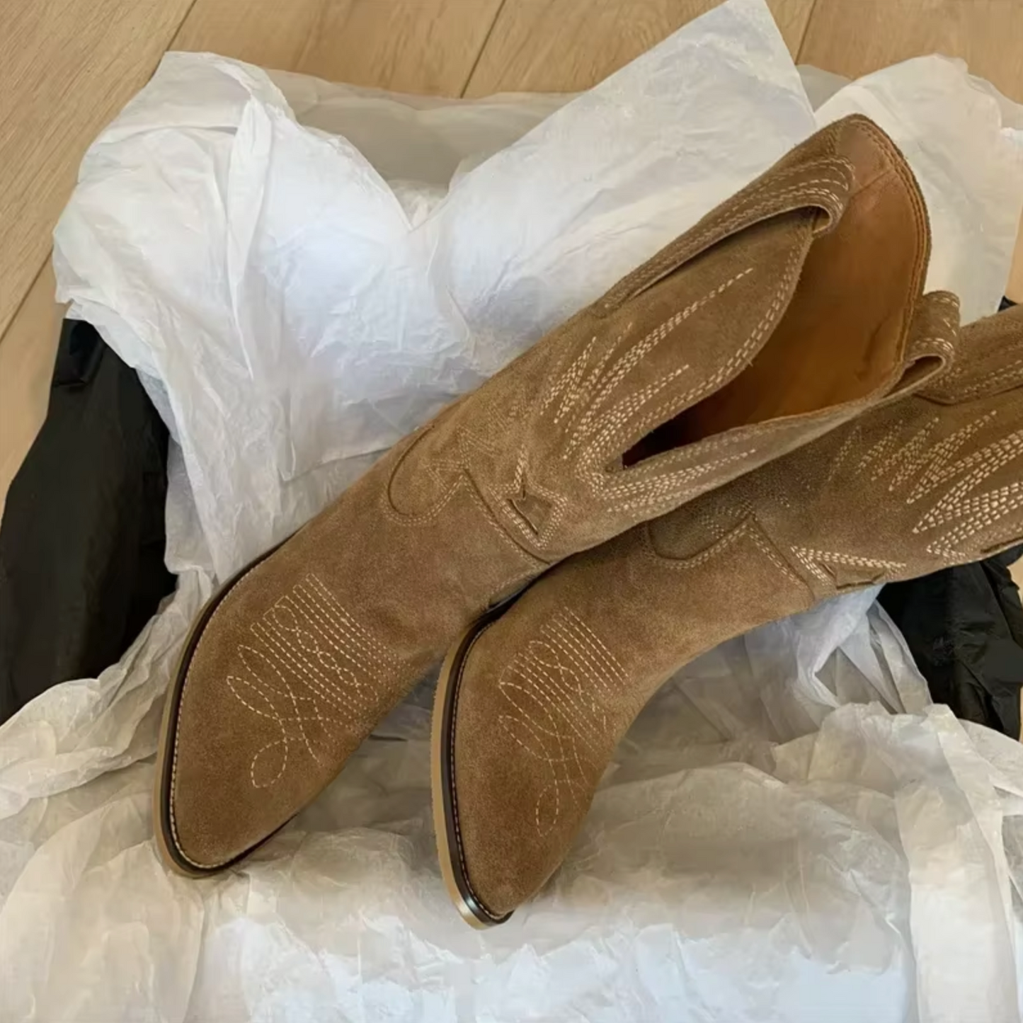 Stivali donna Jolanda stile retrò con ricami, silhouette decisa e look creativo
