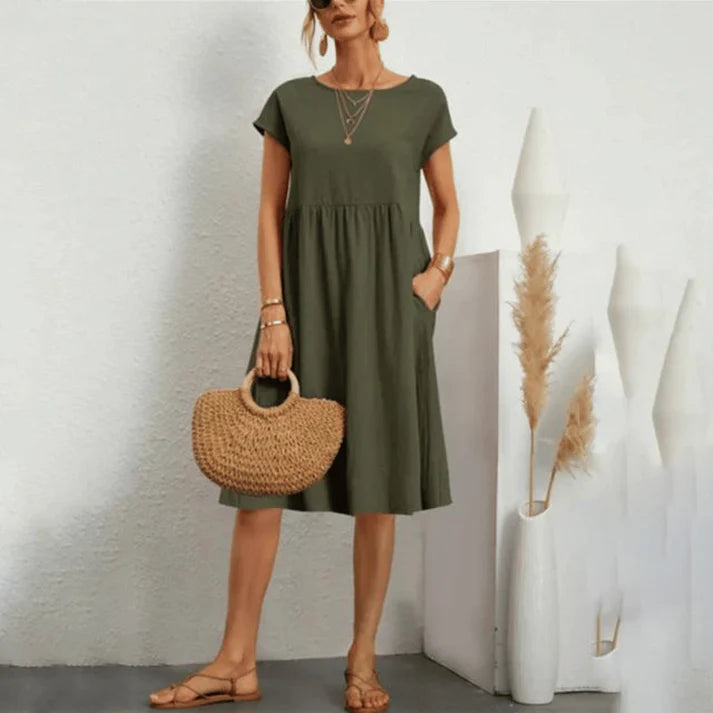 Donna che indossa abito elegante Nina con scollo rotondo in cotone