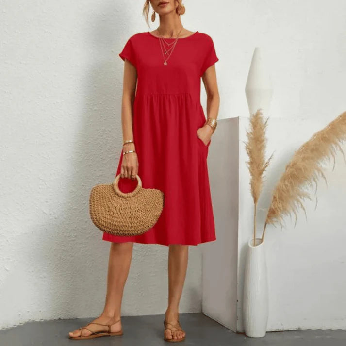 Donna che indossa abito elegante Nina con scollo rotondo in cotone