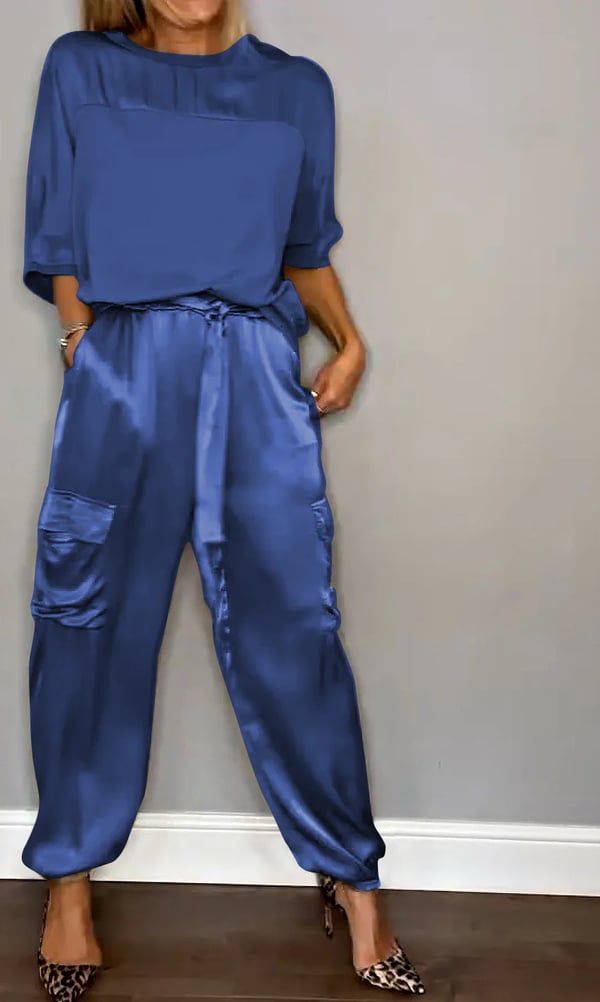 Donna che indossa Clara, completo in raso rosa cipria con top e pantaloni jogger