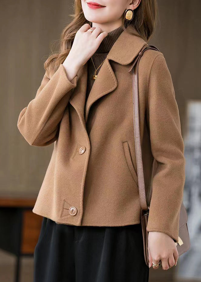Donna che indossa Rania, cappotto corto beige in tessuto effetto lana
