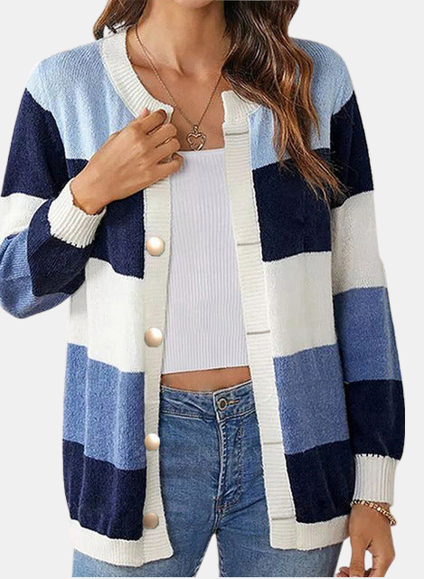 Maglione Bernice comodo e leggero con bottoni, abbinato a jeans e gonne per outfit autunnali