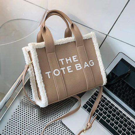 Borsa a spalla donna Giulianna elegante in materiale effetto pelle con tracolla regolabile