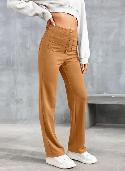 Donna che indossa pantaloni elasticizzati a vita alta con tasche ampie
