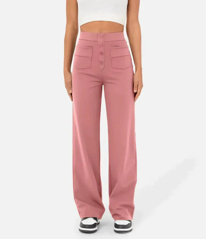 Donna che indossa pantaloni elasticizzati a vita alta con tasche ampie