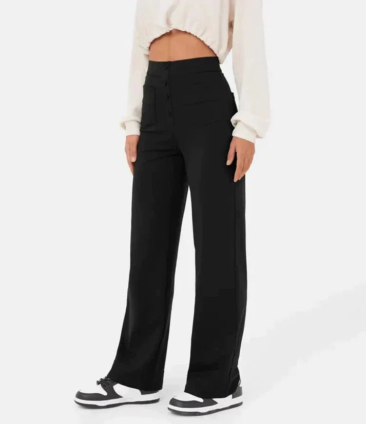 Donna che indossa pantaloni elasticizzati a vita alta con tasche ampie