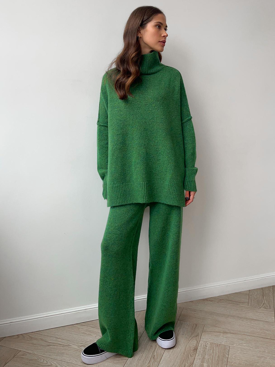 Completo donna Bettina chic fluido con pantaloni ampi e top a collo alto, look raffinato e moderno