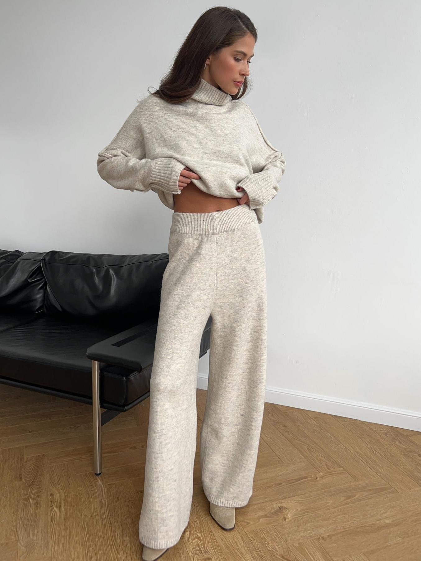 Completo donna Bettina chic fluido con pantaloni ampi e top a collo alto, look raffinato e moderno