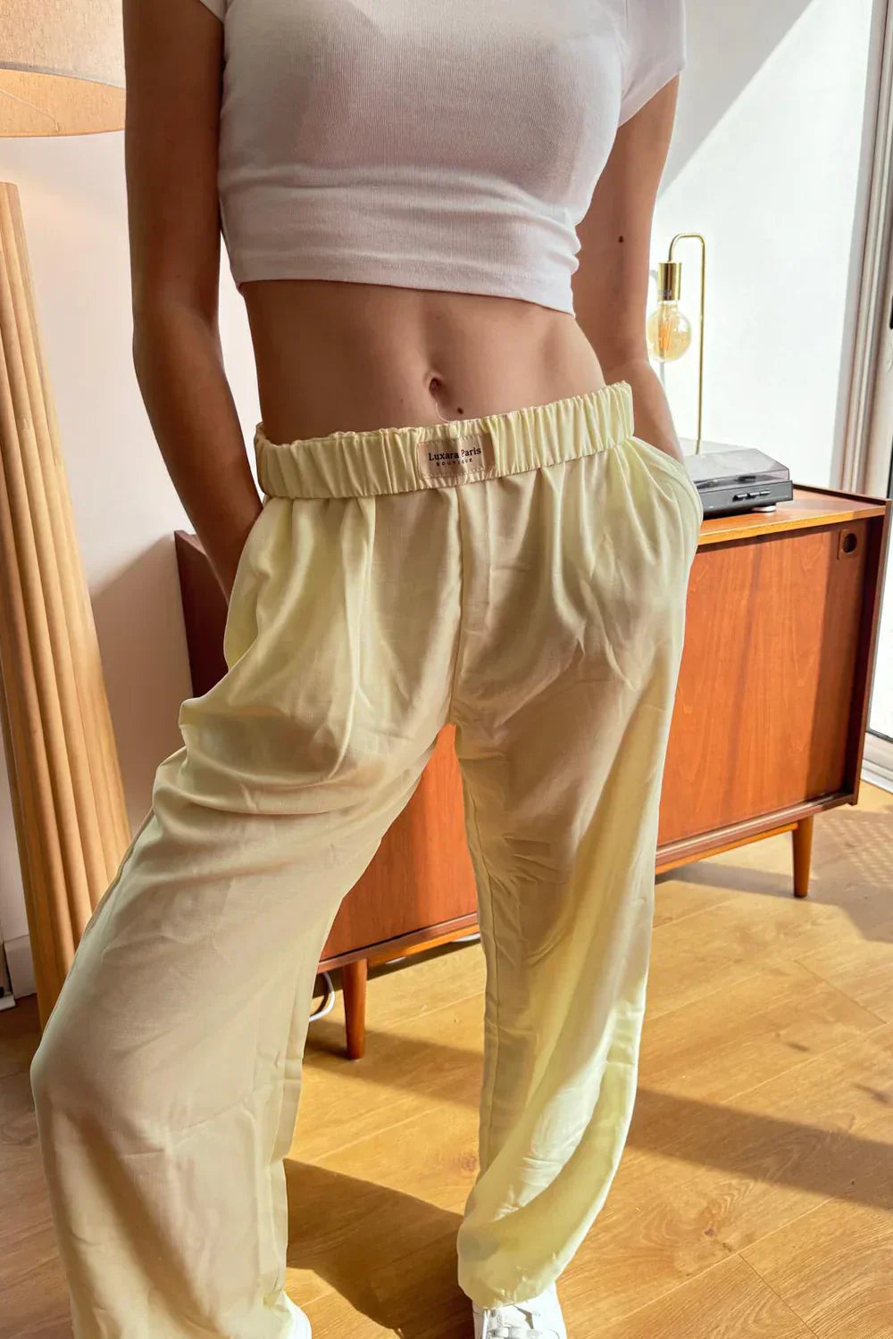 Pantaloni da donna Valeria con taglio fluido e vita sagomata