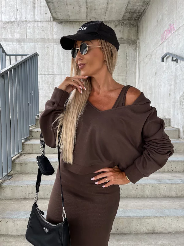 Completo da donna a due pezzi con abito midi e felpa con cappuccio