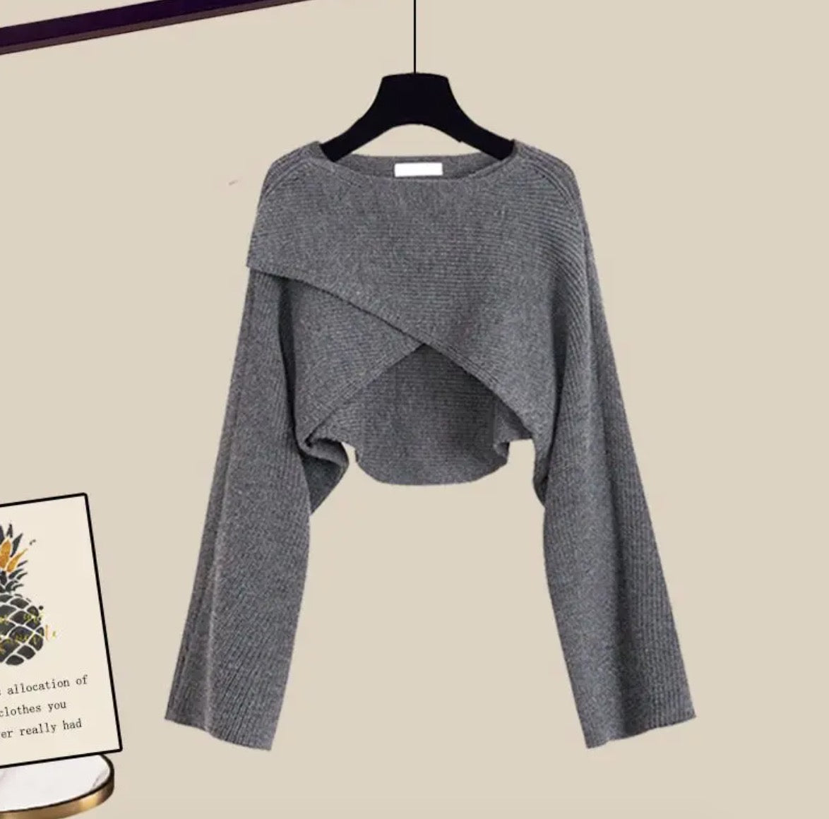 Completo donna Elettra con pantaloni svasati, camicia a maniche lunghe e top intrecciato, stile elegante e moderno per outfit raffinati