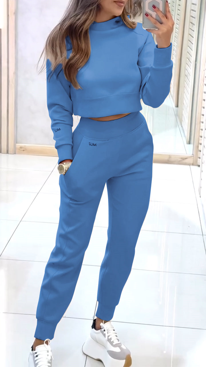 Completo donna Blu marinaella con maglione a collo alto e pantaloni coordinati, silhouette elegante e moderna per look autunnali e invernali