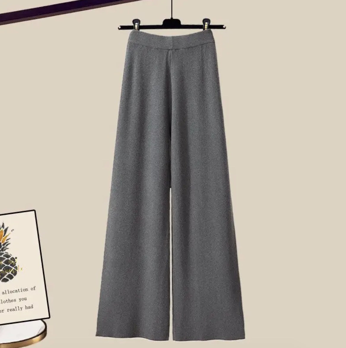 Completo donna Elettra con pantaloni svasati, camicia a maniche lunghe e top intrecciato, stile elegante e moderno per outfit raffinati