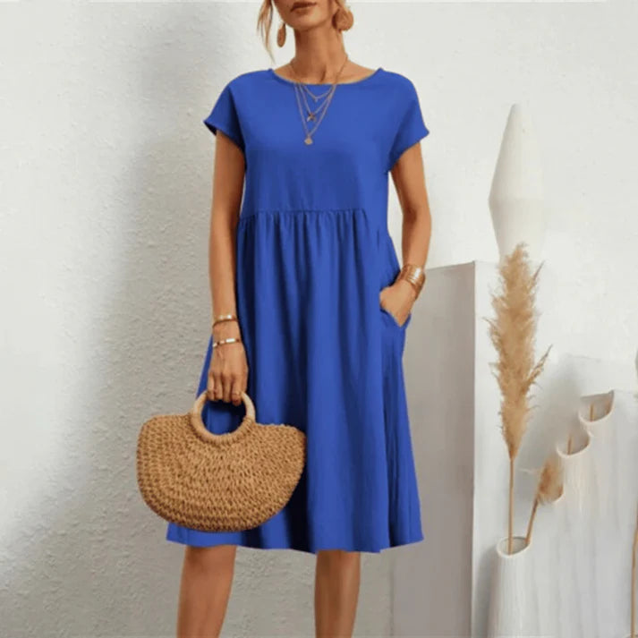 Donna che indossa abito elegante Nina con scollo rotondo in cotone