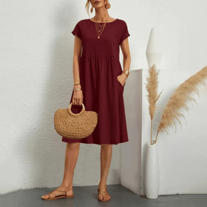 Donna che indossa abito elegante Nina con scollo rotondo in cotone
