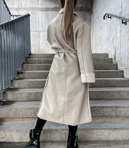 Cappotto donna Isidora lungo con taglio moderno e dettagli raffinati, ideale per look eleganti autunno-inverno
