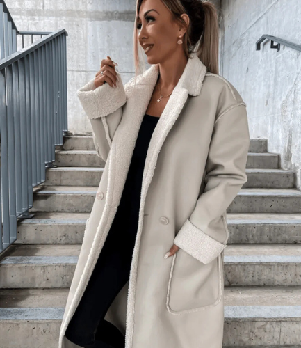 Cappotto donna Isidora lungo con taglio moderno e dettagli raffinati, ideale per look eleganti autunno-inverno