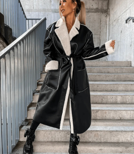 Cappotto donna Isidora lungo con taglio moderno e dettagli raffinati, ideale per look eleganti autunno-inverno