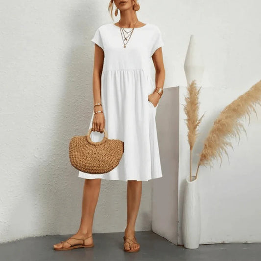 Donna che indossa abito elegante Nina con scollo rotondo in cotone