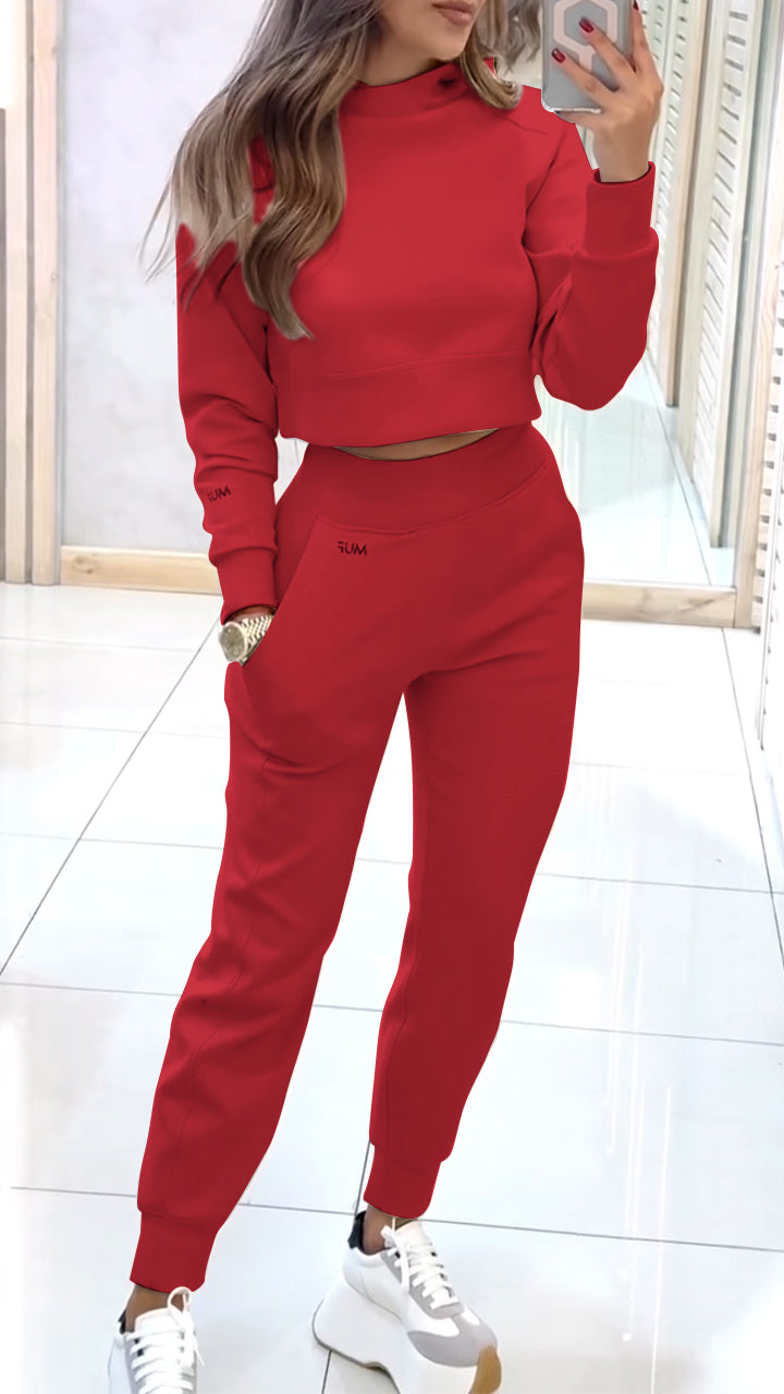 Completo donna Blu marinaella con maglione a collo alto e pantaloni coordinati, silhouette elegante e moderna per look autunnali e invernali