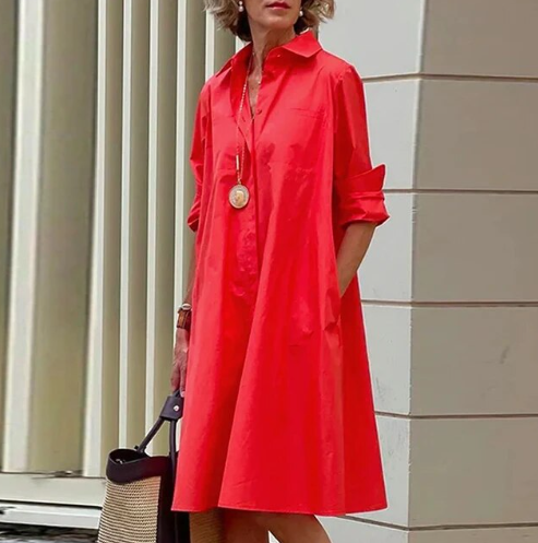 Donna che indossa Yara, abito camicia casual fluido
