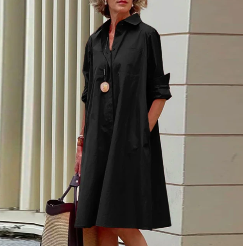 Donna che indossa Yara, abito camicia casual fluido