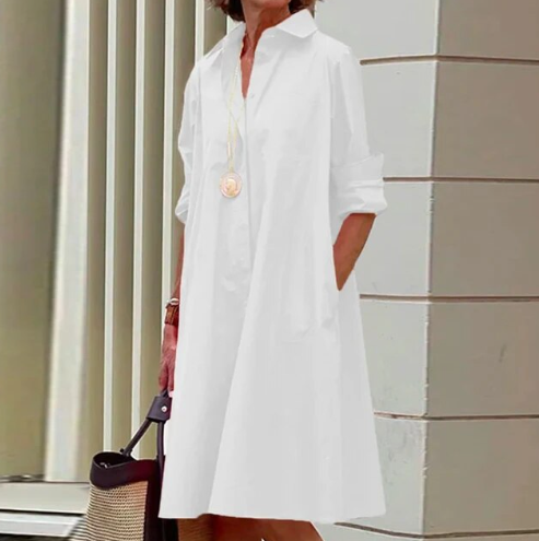 Donna che indossa Yara, abito camicia casual fluido