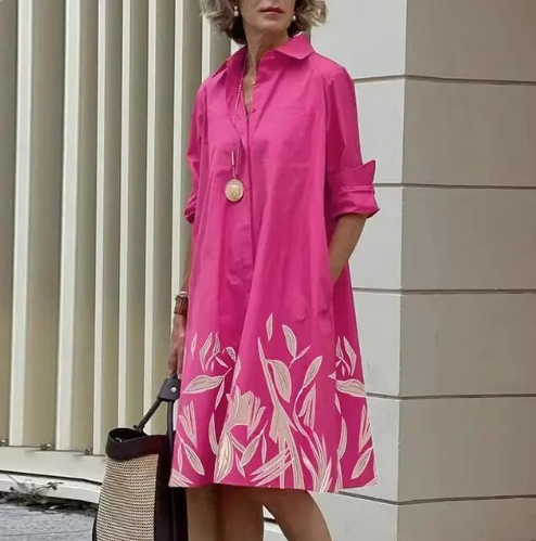 Donna che indossa Yara, abito camicia casual fluido