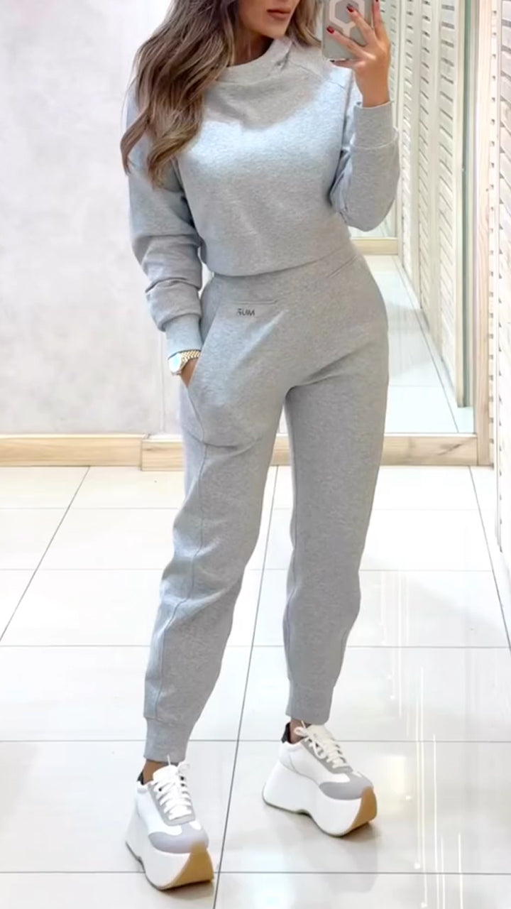 Completo donna Blu marinaella con maglione a collo alto e pantaloni coordinati, silhouette elegante e moderna per look autunnali e invernali