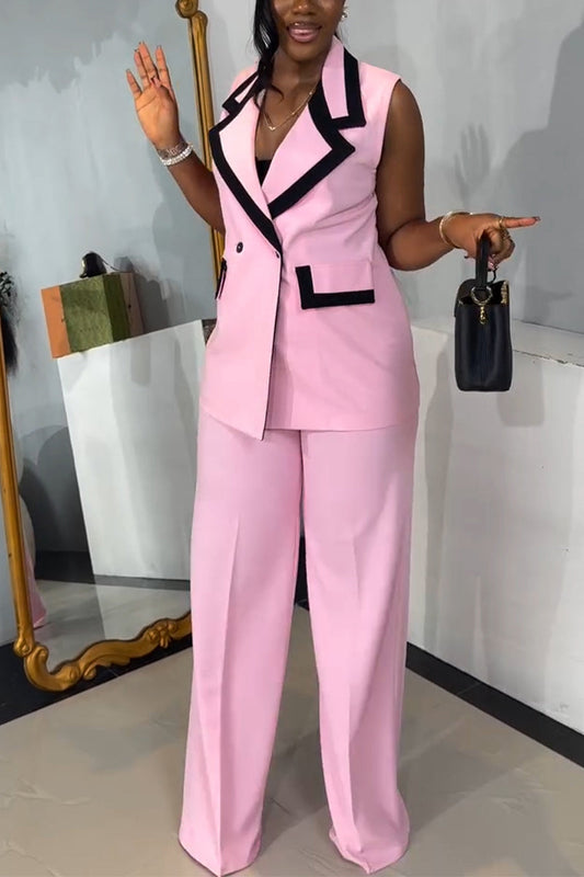 Donna che indossa Martina, completo due pezzi elegante con pantaloni e gilet