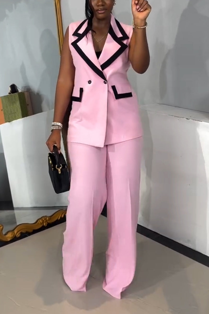 Donna che indossa Martina, completo due pezzi elegante con pantaloni e gilet