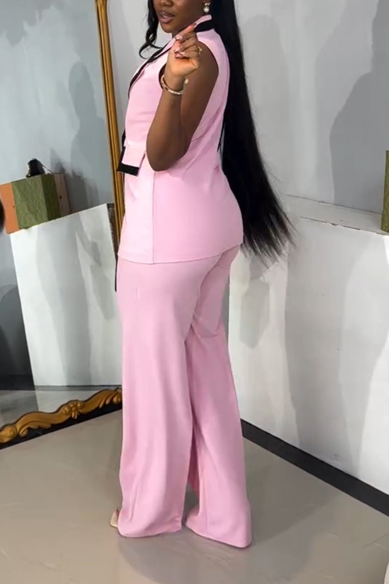 Donna che indossa Martina, completo due pezzi elegante con pantaloni e gilet