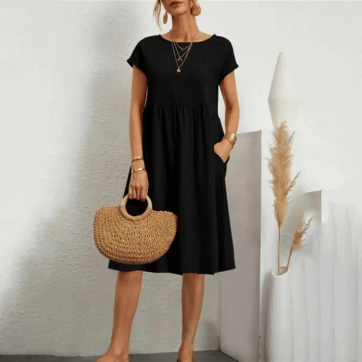 Donna che indossa abito elegante Nina con scollo rotondo in cotone