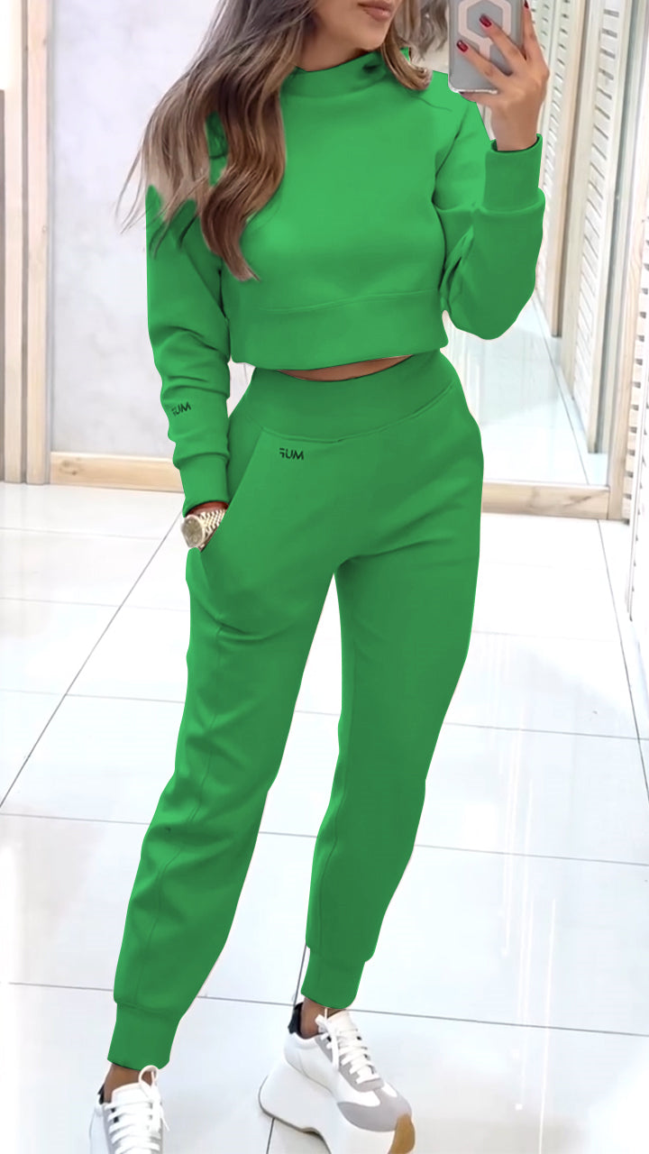 Completo donna Blu marinaella con maglione a collo alto e pantaloni coordinati, silhouette elegante e moderna per look autunnali e invernali