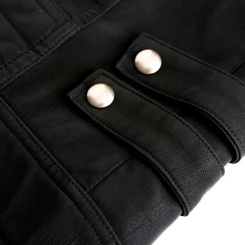 Giacca uomo Enzo in ecopelle stile biker con zip iconica e tasche funzionali, perfetta per outfit casual e audaci