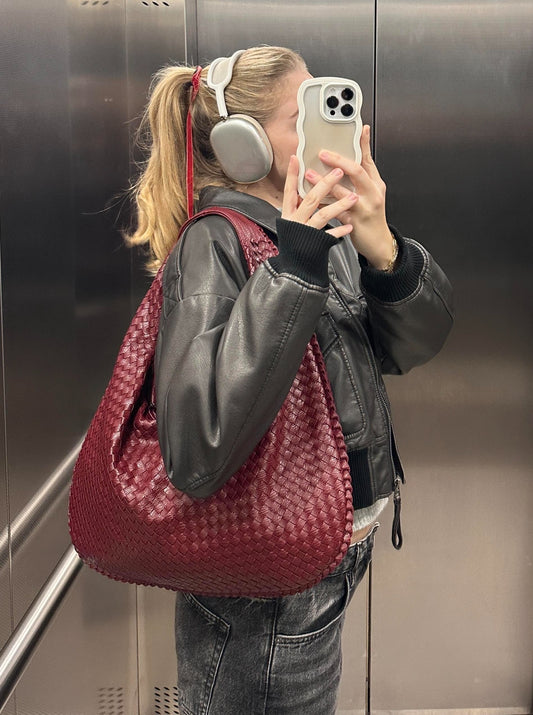 Borsa donna Betta con design elegante e struttura raffinata, ideale per outfit professionali e casual