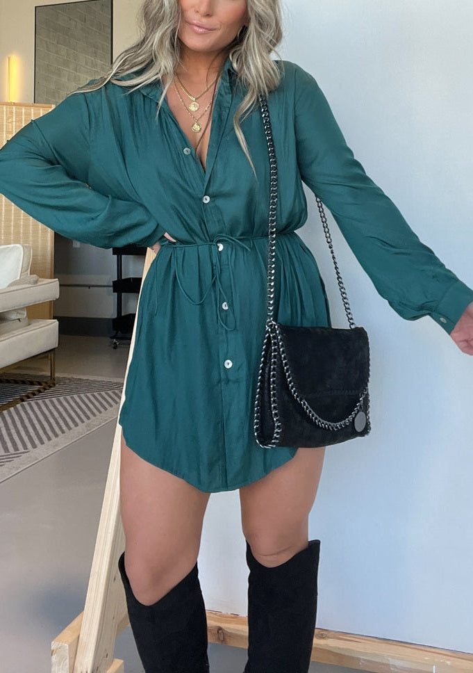 Completo donna Bianca con abito fluido e tuta in stile satinato, perfetto per look eleganti e raffinati