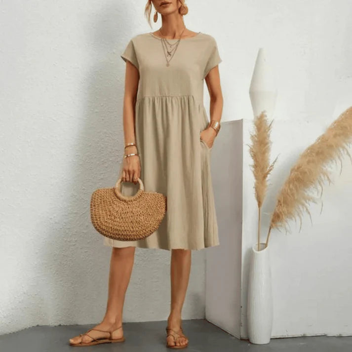 Donna che indossa abito elegante Nina con scollo rotondo in cotone