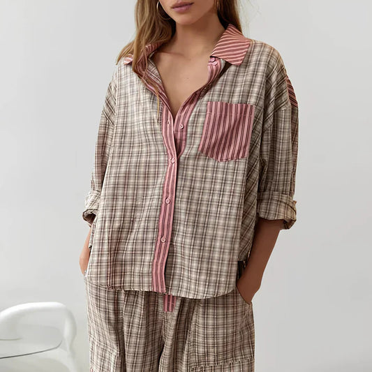 Set pigiama Hana con camicia leggera e pantaloni morbidi, ideale per il relax domestico