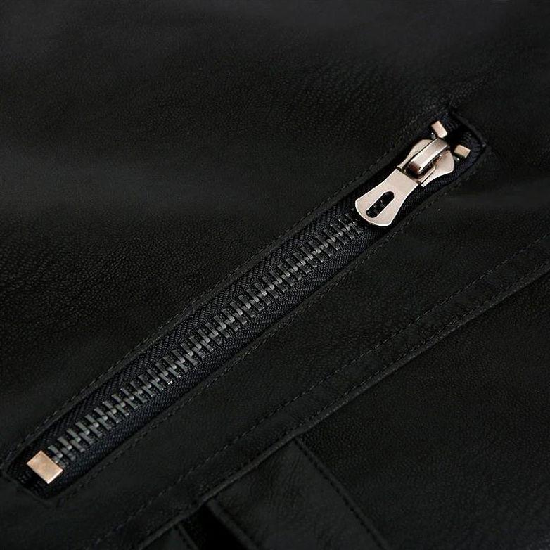 Giacca uomo Enzo in ecopelle stile biker con zip iconica e tasche funzionali, perfetta per outfit casual e audaci