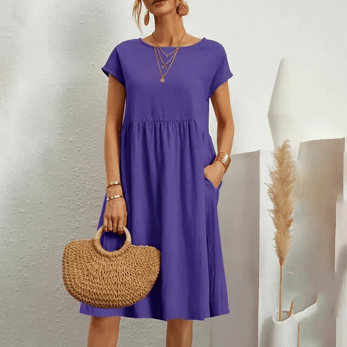 Donna che indossa abito elegante Nina con scollo rotondo in cotone