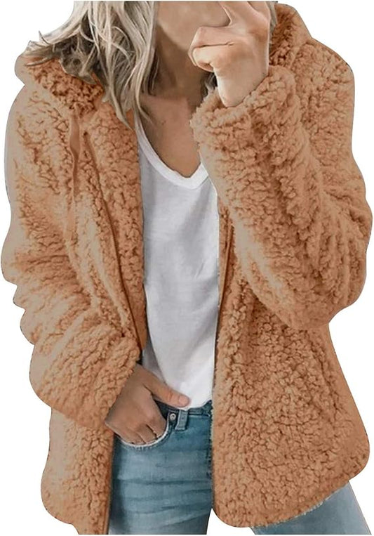 Giacca Ginevra in pile indossata da donna