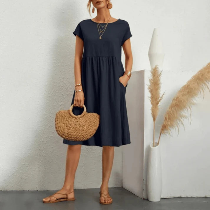 Donna che indossa abito elegante Nina con scollo rotondo in cotone