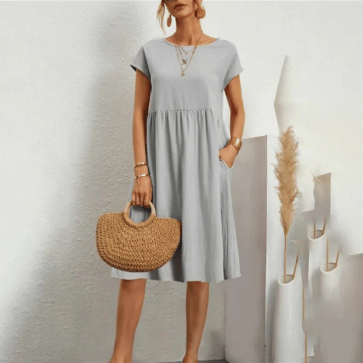 Donna che indossa abito elegante Nina con scollo rotondo in cotone