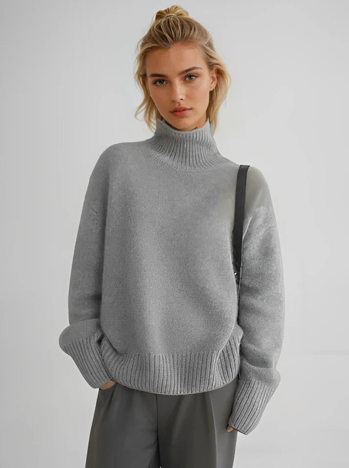 Maglione donna Celina a collo alto con texture elegante e taglio strutturato, ideale per outfit autunno-inverno raffinati