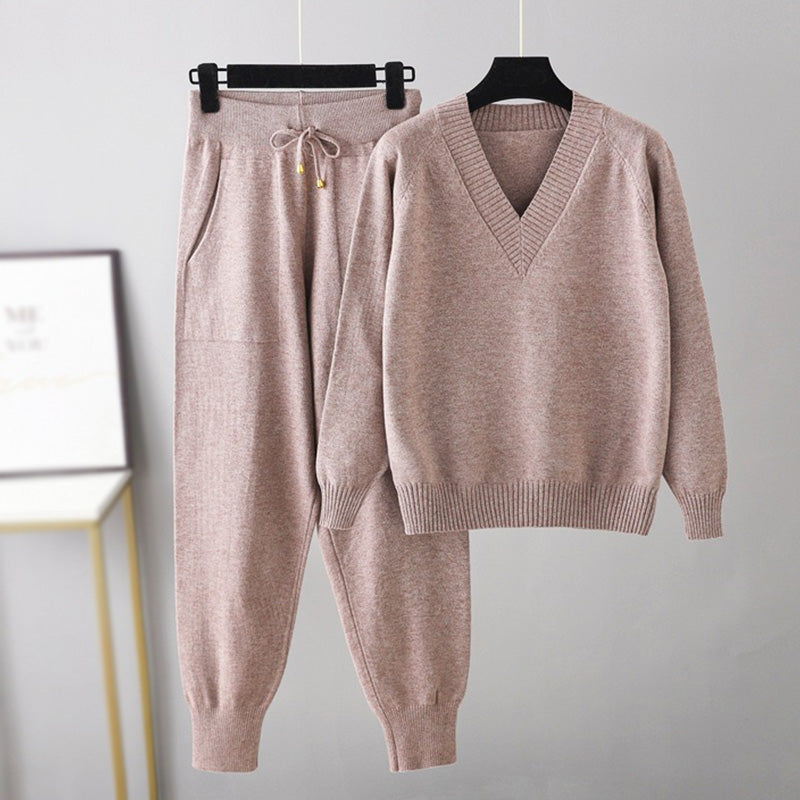 Completo donna Ludovica con top a scollo a V e pantaloni jogger, look confortevole e femminile