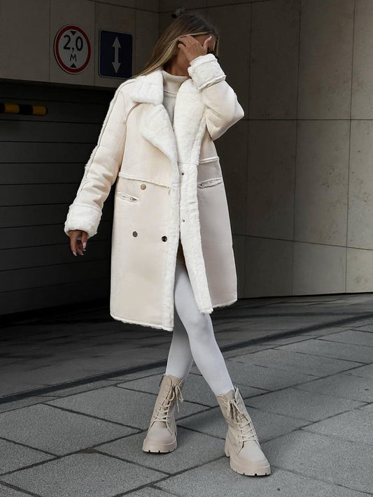 Donna che indossa Nerina, cappotto elegante invernale