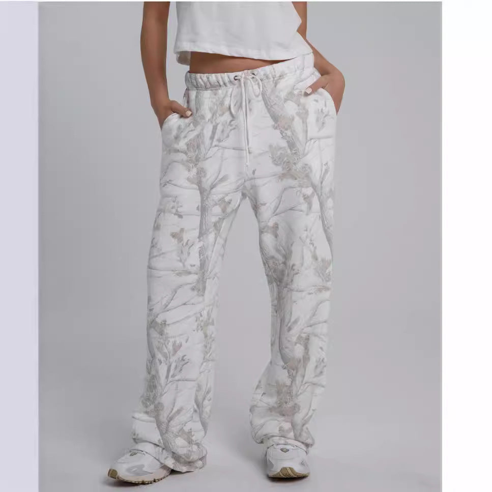 Completo donna Fiorenza con stampa mimetica, felpa con cappuccio e pantaloni coordinati, silhouette morbida e vestibilità rilassata per look audaci e confortevoli