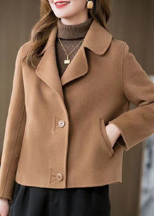 Donna che indossa Rania, cappotto corto beige in tessuto effetto lana