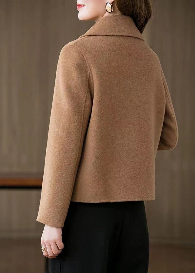 Donna che indossa Rania, cappotto corto beige in tessuto effetto lana